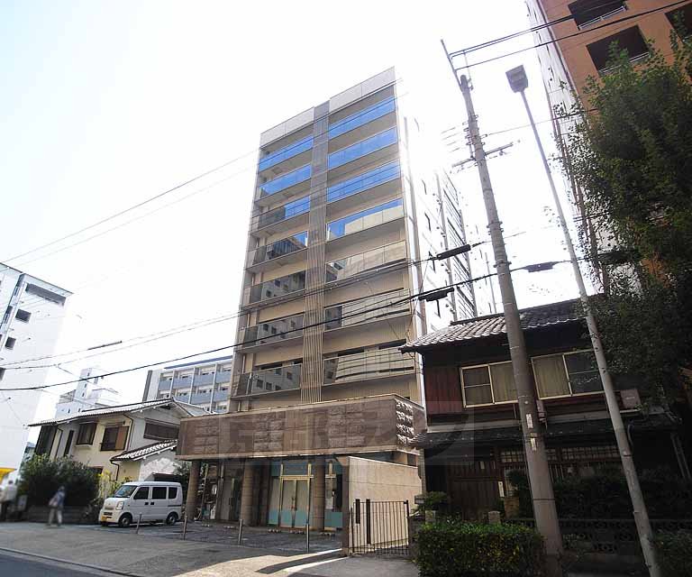 京都市南区東九条西山王町のマンションの建物外観