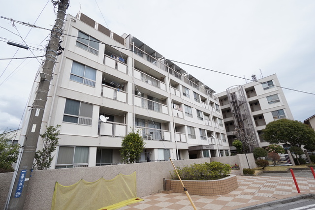 谷津遊園コーポラスの建物外観