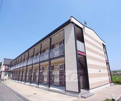 京都市伏見区羽束師鴨川町のアパートの建物外観