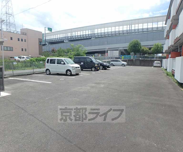 【宇治市槇島町のマンションの駐車場】