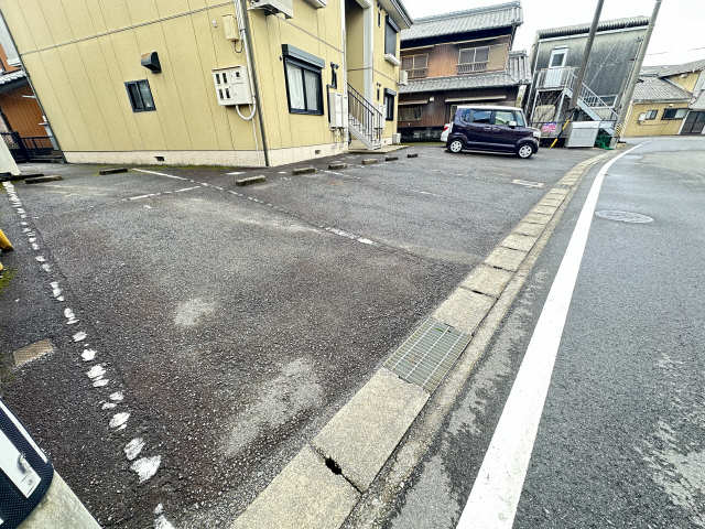 【ソルクレスト元町の駐車場】