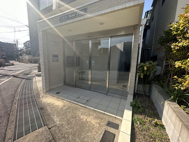 【神戸市灘区篠原北町のマンションのエントランス】