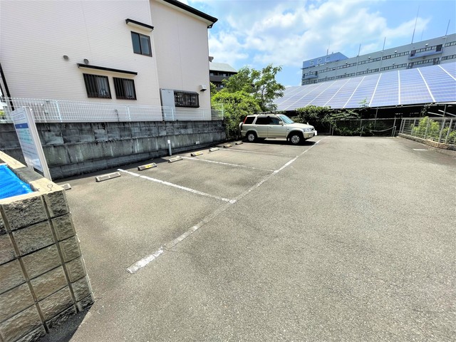 【茨木市豊川のアパートの駐車場】