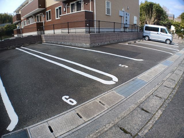 【宗像市徳重のアパートの駐車場】