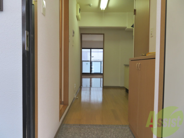 玄関　玄関は正面がキッチン右がトイレになっています。
