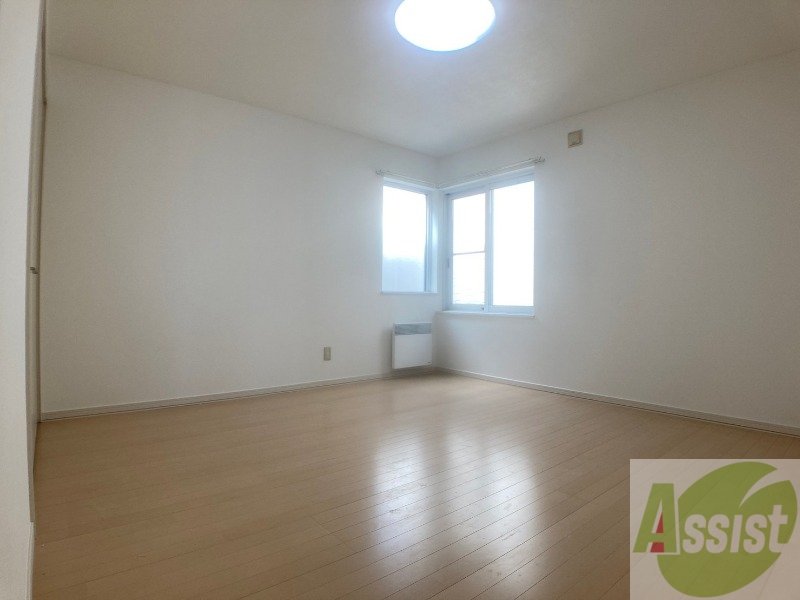 その他部屋・スペース　戸を閉めるとリビングと区切られた寝室にすることができますよ。