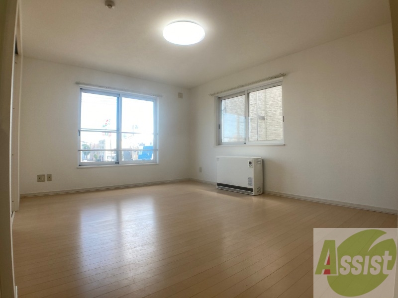 居室・リビング　リビングは白を基調としていて明るい印象ですね！