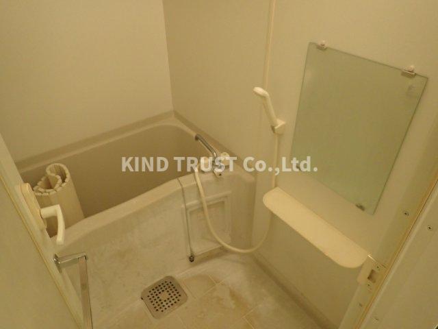 バス・シャワールーム　コンパクトで使いやすいお風呂です