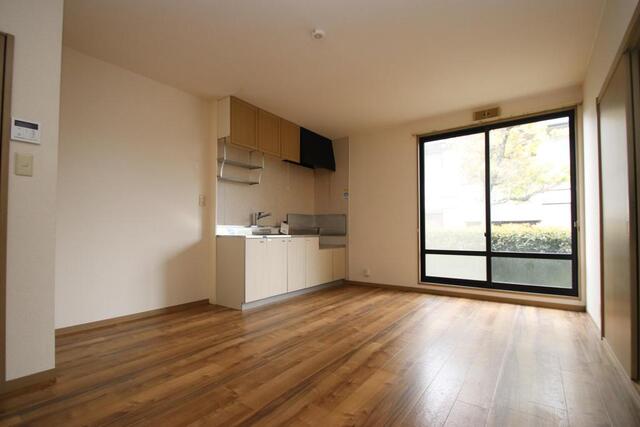 居室・リビング　間取りは反転しております。