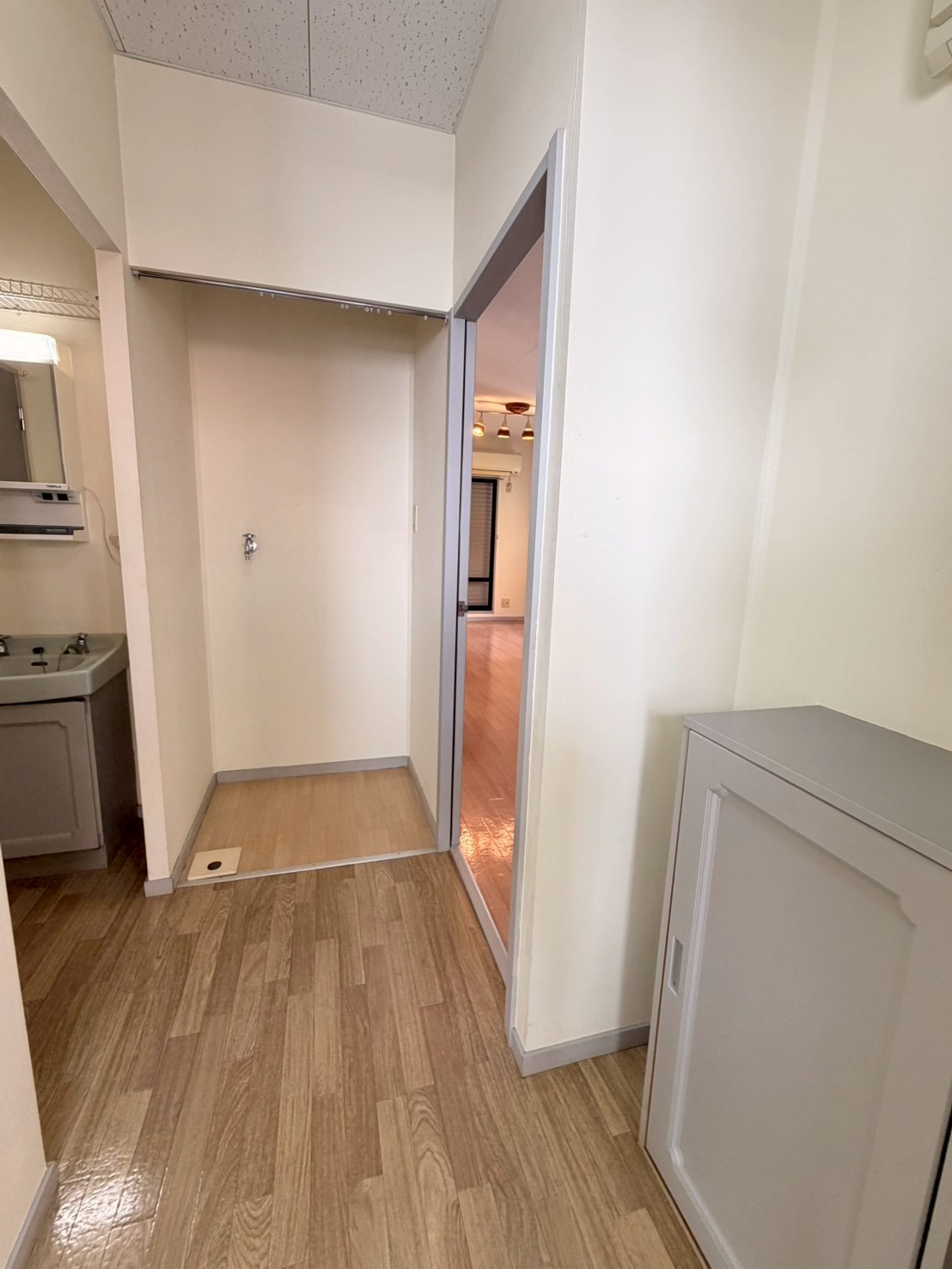 その他設備　専用の洗濯機置き場！ゆったり広めでドラム式も入ります。