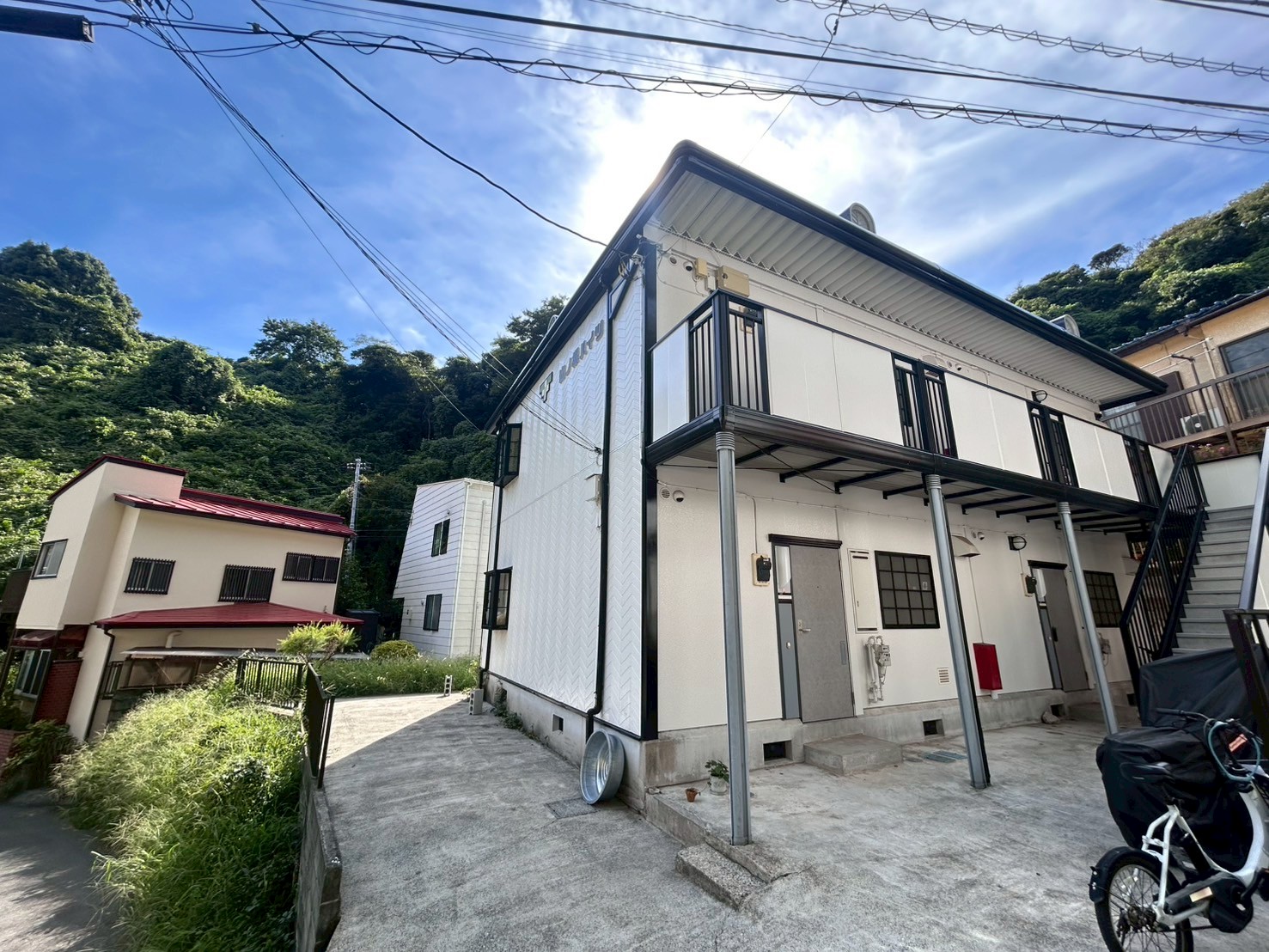 建物外観　ヤマノネハイツ２階角、明るい南向きのお部屋