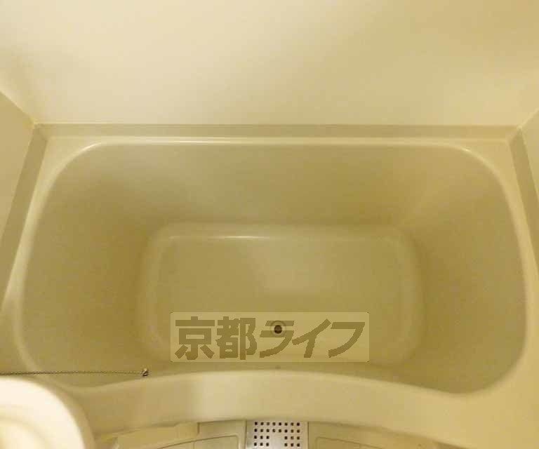 バス・シャワールーム　一人暮らしには充分な広さのバスタブです。