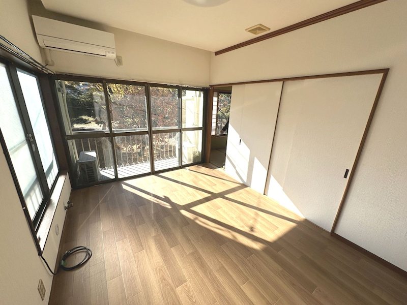 居室・リビング　大きな窓から明るい陽光が射し込む室内