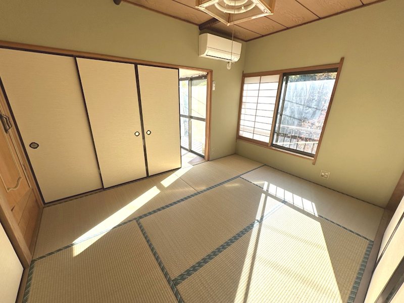 その他部屋・スペース　６帖の主寝室にも明るい陽光が射し込みます