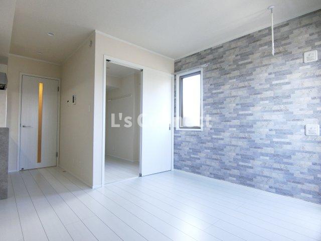 居室・リビング　アクセントクロス仕様のＬＤＫ。