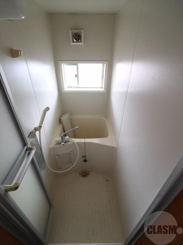 バス・シャワールーム　窓がついてるお風呂で換気力あります