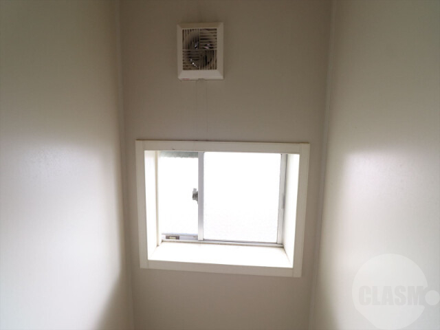 バルコニー　バスルームに換気の出来る窓があります