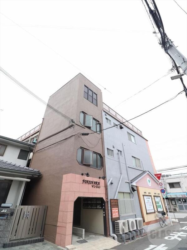 建物外観　３階建てのマンションです