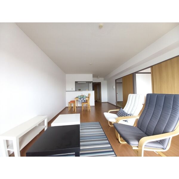 居室・リビング　モデルルームになっていた部屋です。 現状の家具についてはお問