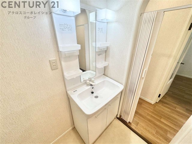 洗面設備　明るい洗面台