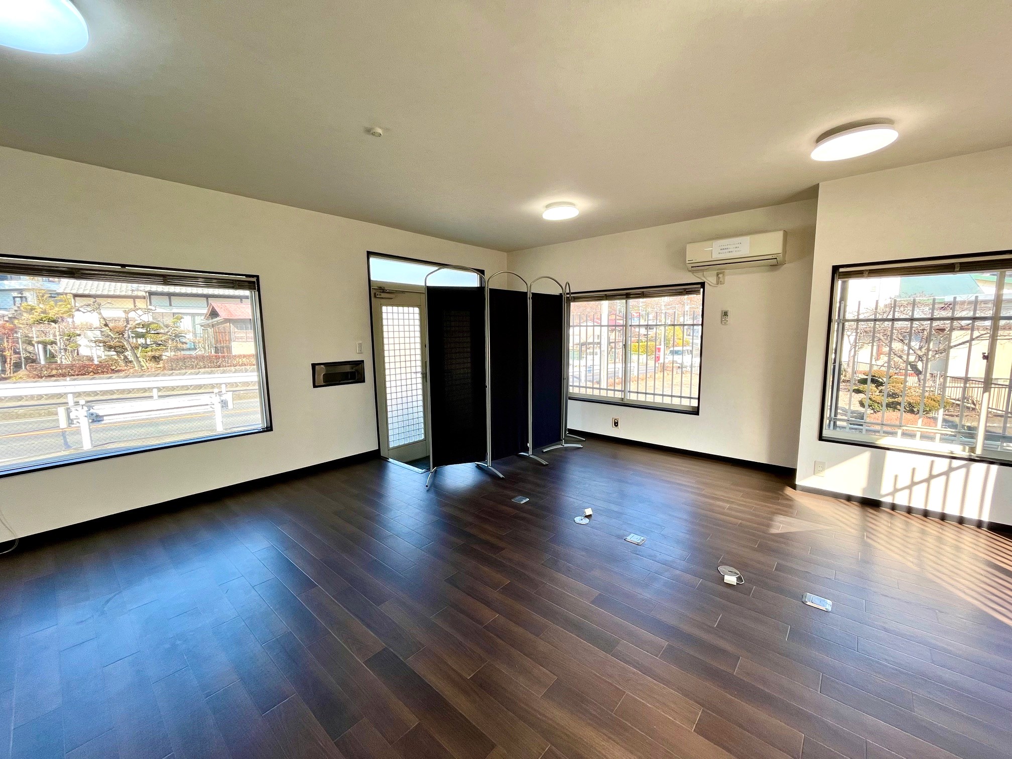 その他部屋・スペース　クロス・床・照明・網戸等、新規交換！パーティションあり