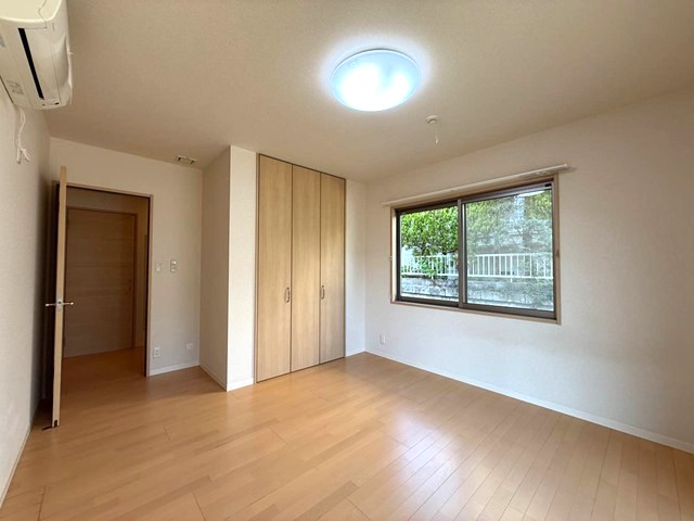 その他部屋・スペース　1階・南向き洋室8.4帖☆クローゼットがあります！お気に入り