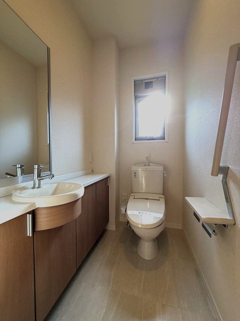 トイレ　トイレは温水洗浄便座・手洗いカウンター・鏡付きです♪窓がある