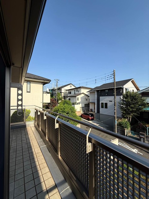 バルコニー　バルコニーは南向きで陽当たり良好！お洗濯物は一日を通してよく