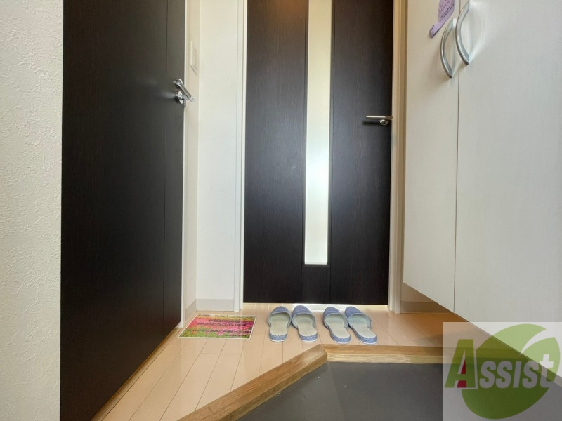 玄関　玄関です。すぐ広いリビングにつながっています。