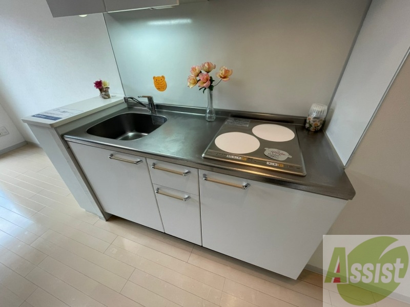 キッチン　二口コンロのシステムキッチン、料理がはかどりますね