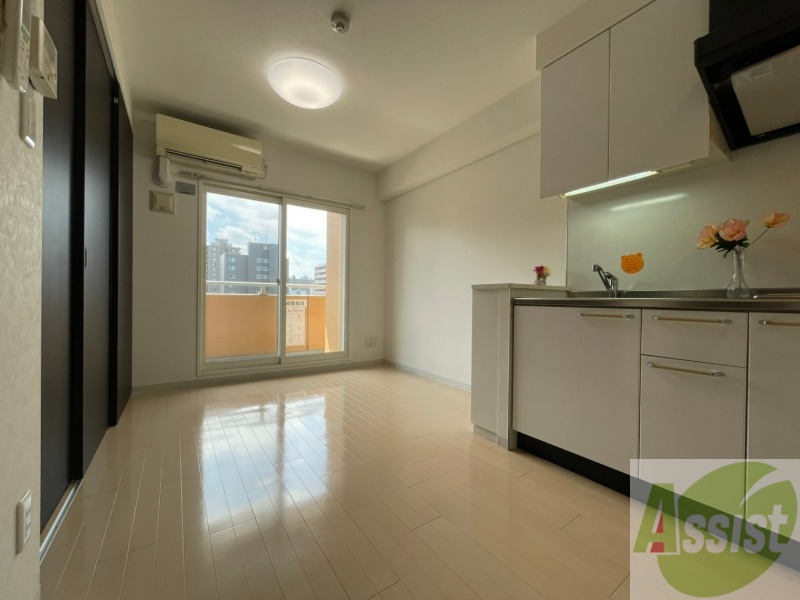 居室・リビング　リビングです。白を基調としていてお部屋全体が明るいですね！