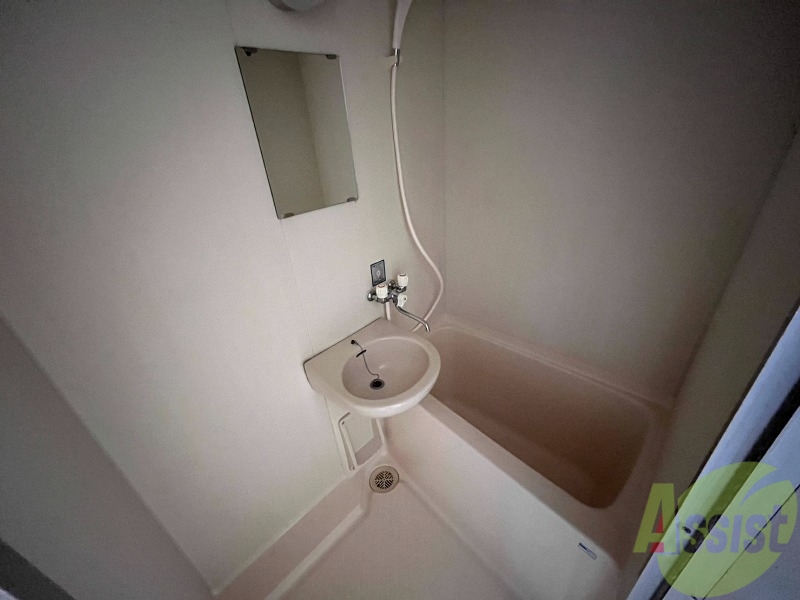 バス・シャワールーム　浴室は狭すぎず、シャワーも浴びやすそうです。