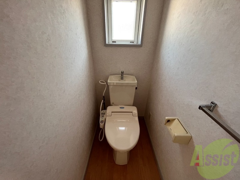 トイレ　トイレはウォシュレット機能付きです。安心して使用できますね。