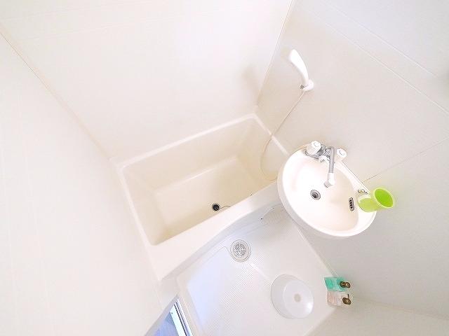 バス・シャワールーム　コンパクトで使いやすいお風呂です