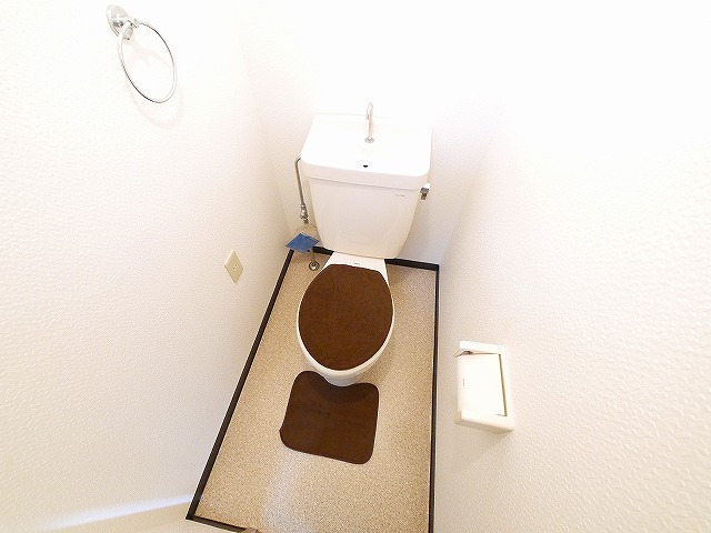 トイレ　落ち着いた色調のトイレです