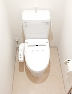 トイレ　落ち着いた色調のトイレです