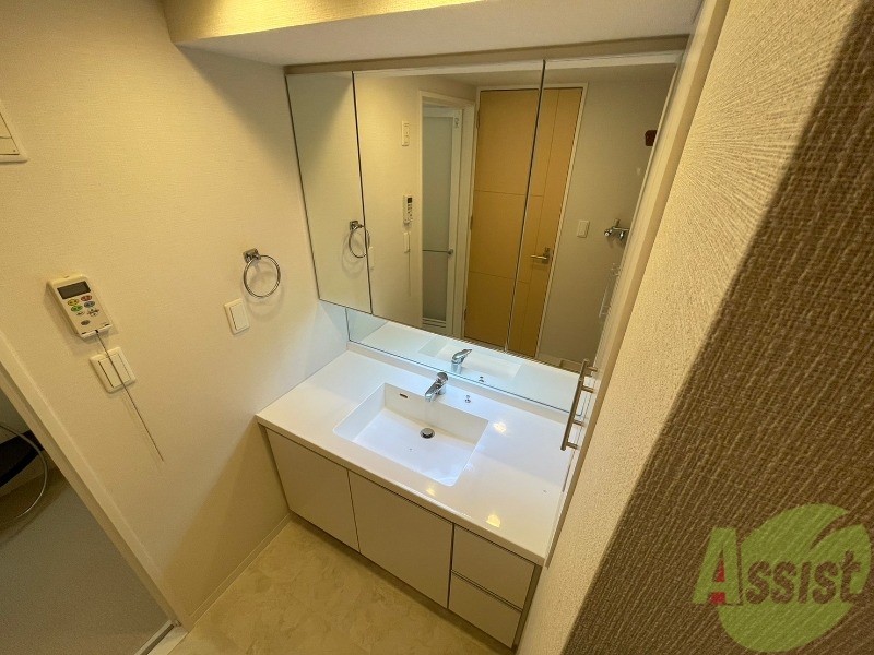 洗面設備　大きくて使いやすそうな独立洗面台になっています。