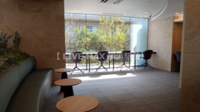 エントランス　ワークスペースになります★もちろんコンセントもあります♪