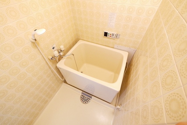 バス・シャワールーム　コンパクトで使いやすいお風呂です