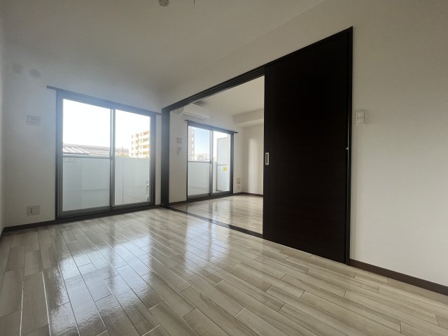 居室・リビング　同物件別号室のものです。