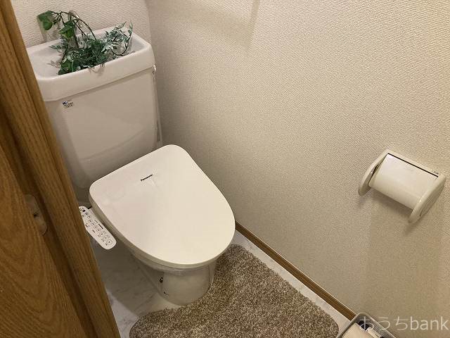 トイレ　清潔感のある洋式トイレは温水洗浄便座がついてます。