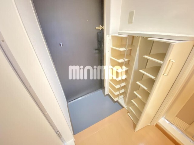 玄関　同物件の別室の写真です。