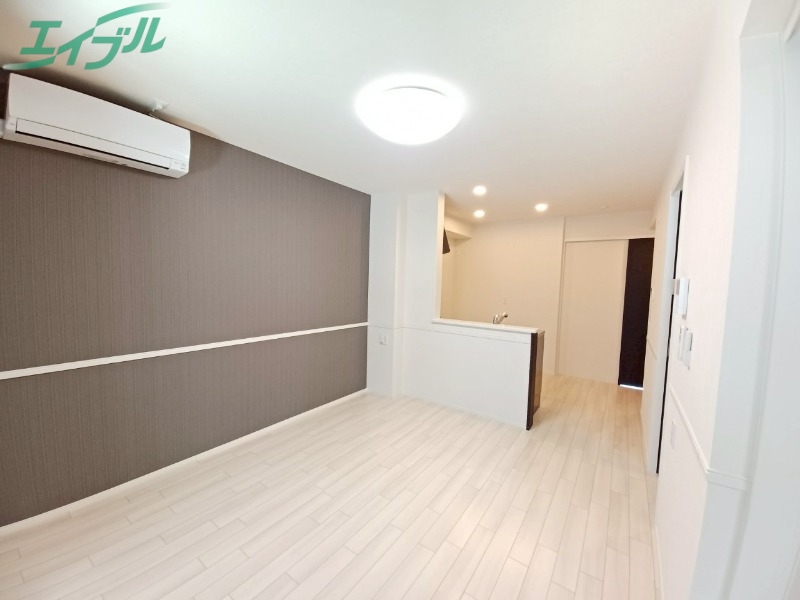 居室・リビング　同物件別室反転タイプ