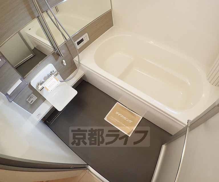 バス・シャワールーム　大きな鏡のある便利なお風呂