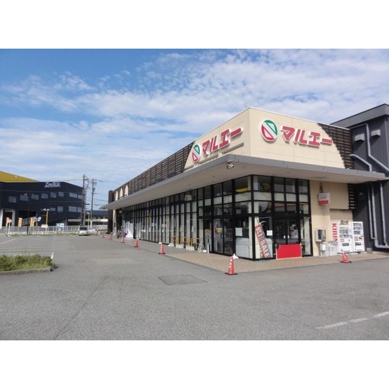 スーパー　マルエー元菊店（スーパー）まで590m