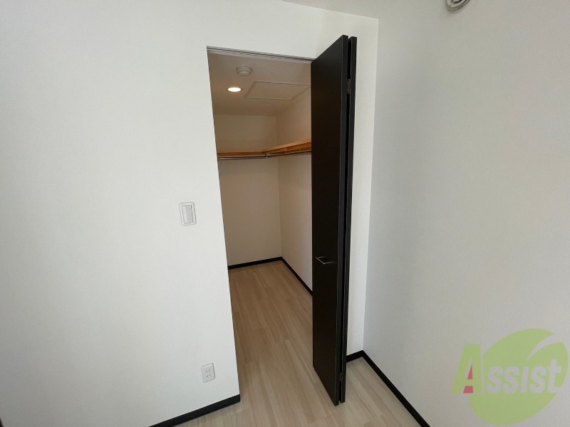 収納　こちらの収納にはハンガーをかけて服もしまえますね。