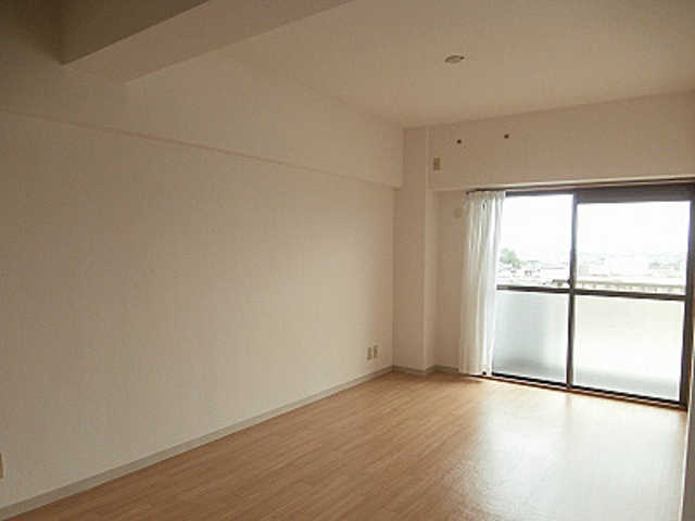 居室・リビング　前回募集時の写真です。現況優先