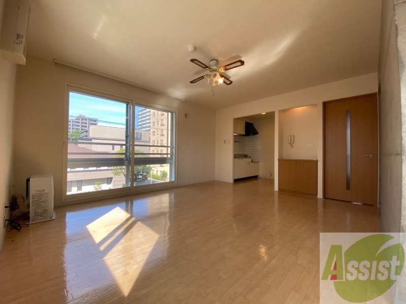 居室・リビング　広くてキレイなお部屋が広がっていて、充実した生活が送れそう。