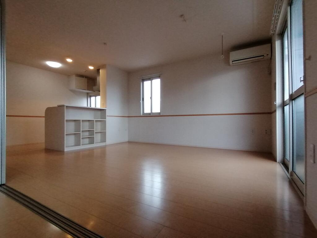 居室・リビング　反転タイプの写真を使用しております。