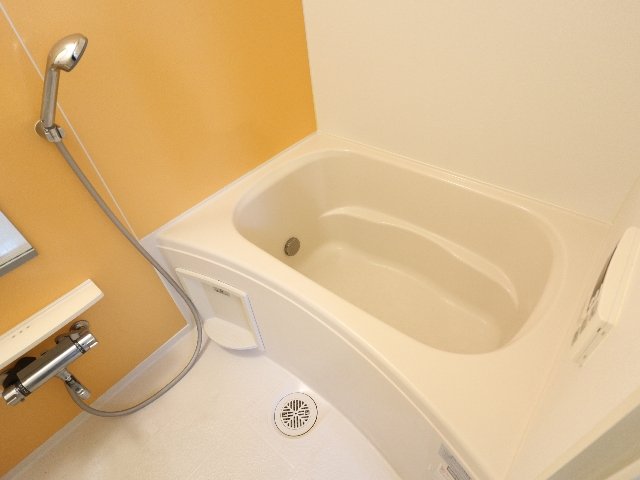 バス・シャワールーム　コンパクトで使いやすいお風呂です